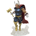 Beta Ray Bill som Thor-figur med silvervingar, röd mantel och guldfötter håller hammare