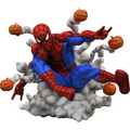 Röd och blå Spiderman-figur med svart spindelnät, omgiven av orange lyktor på grå rökbas