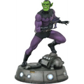 Lila och svart rustad Skrull-figur med grön hud i dynamisk pose på metallbas