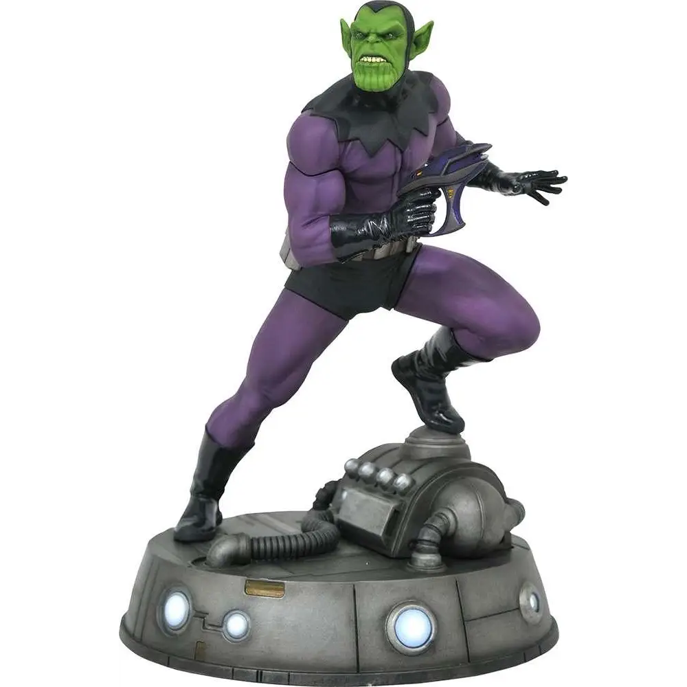Lila och svart rustad Skrull-figur med grön hud i dynamisk pose på metallbas