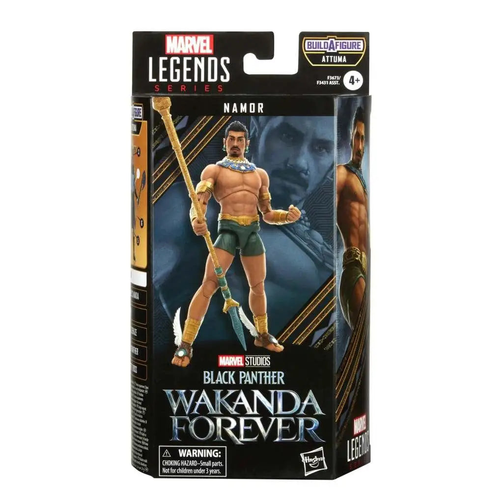 Marvel Legends Namor actionfigur i svart-guld förpackning, med gröna shorts och spjut