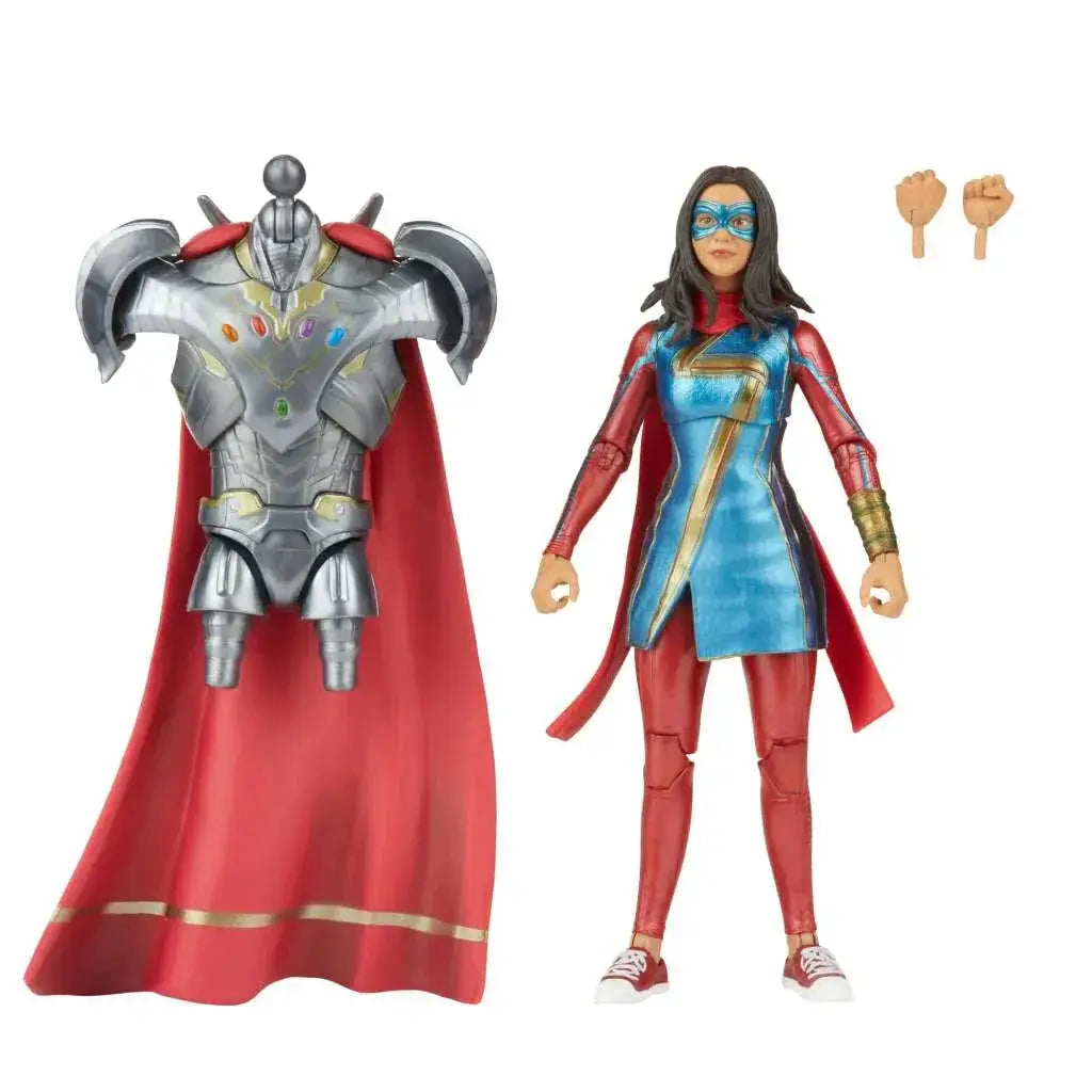 Marvel Legends Captain Marvel i blå-röd kostym med guld, bredvid silverrustning och röd mantel