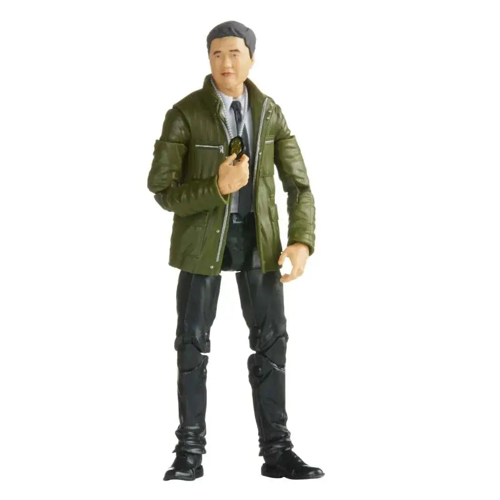 Marvel Legends Khonshu Agent Jimmy Woo actionfigur i olivgrön läderjacka med svarta byxor och skor, håller litet föremål