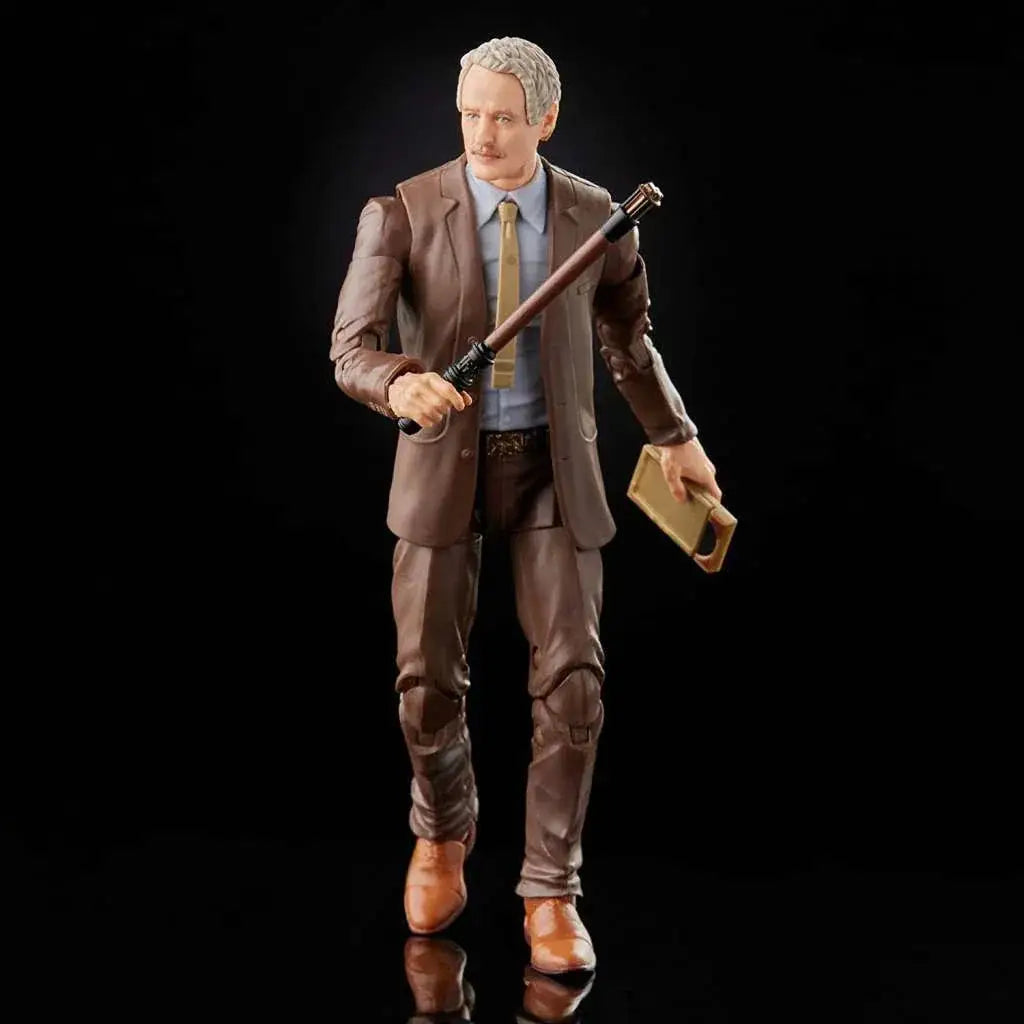 Marvel Legends Mobius actionfigur med brun kostym, grått hår och mustasch, håller batong och väska