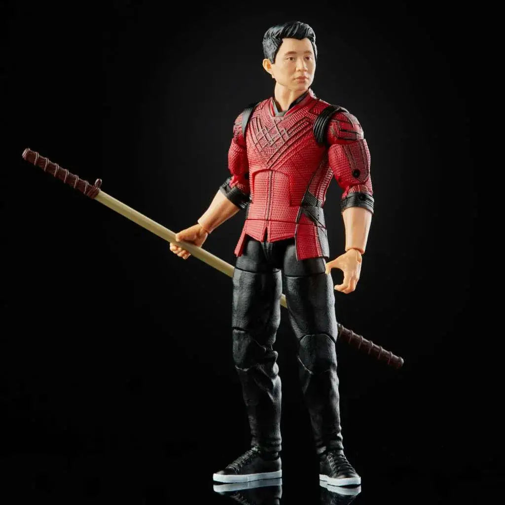 Röd och svart rustad Marvel Legends Shang-Chi actionfigur med svärd