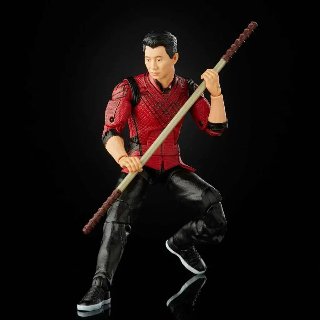 Röd och svart rustad Marvel Legends Shang-Chi actionfigur med stav