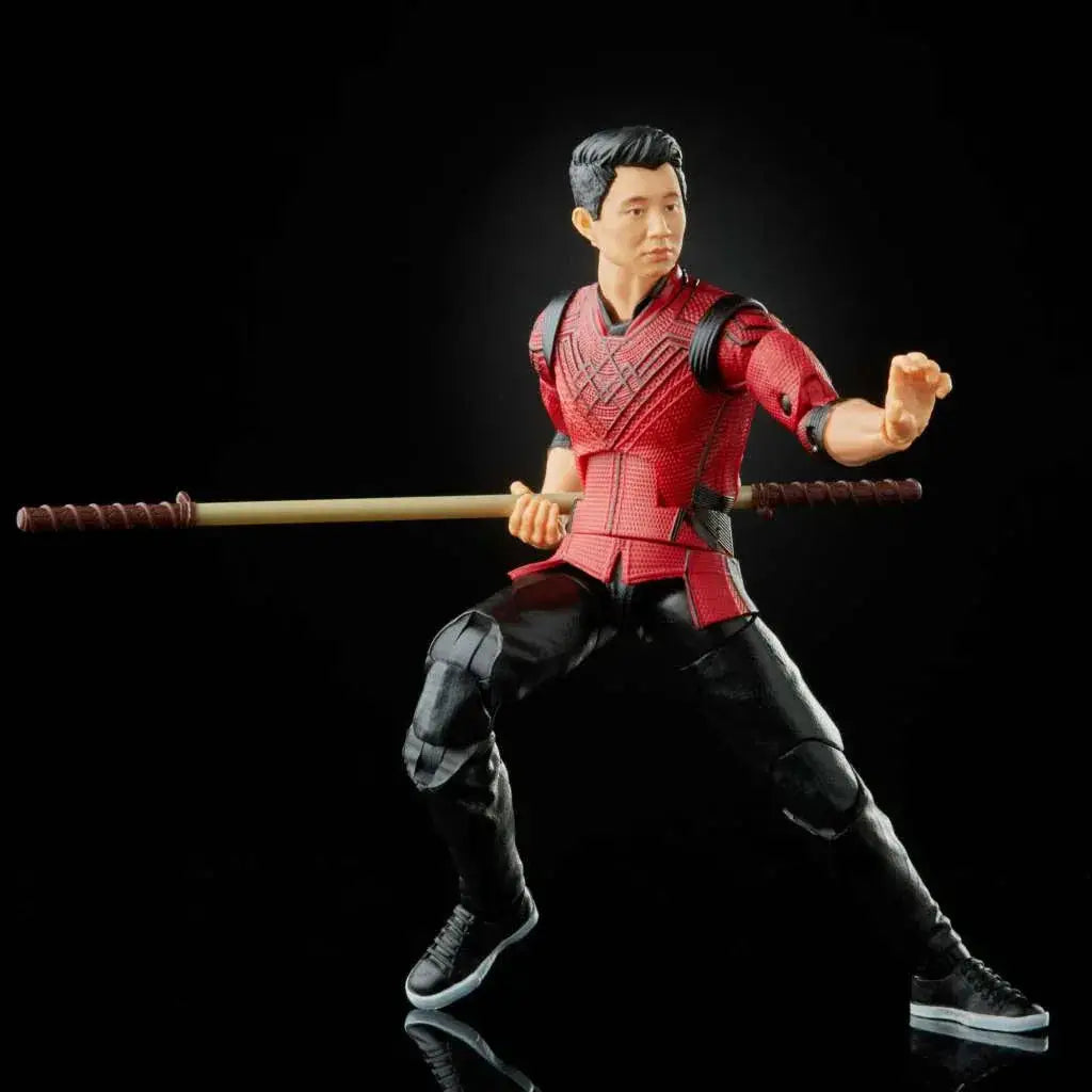 Röd och svart Marvel Legends Shang-Chi actionfigur med stav