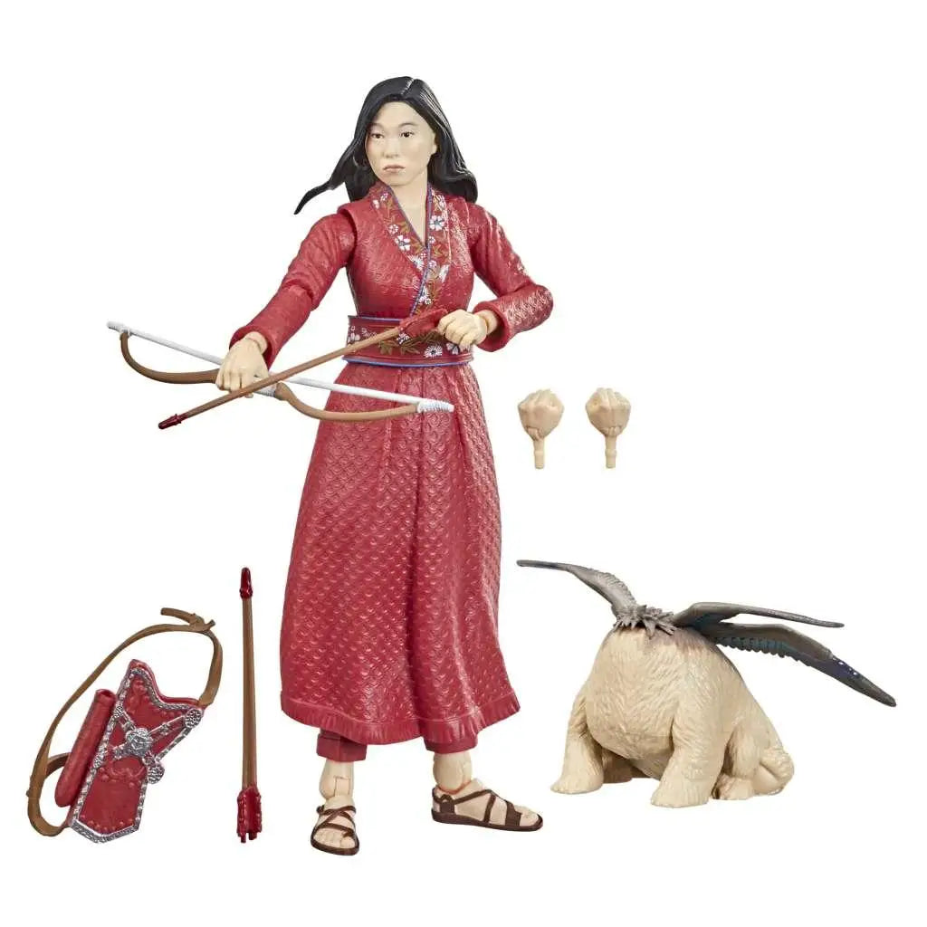 Röd texturerad klänning med blommig brodyr på Shang-Chi Katy-figur med pilbåge