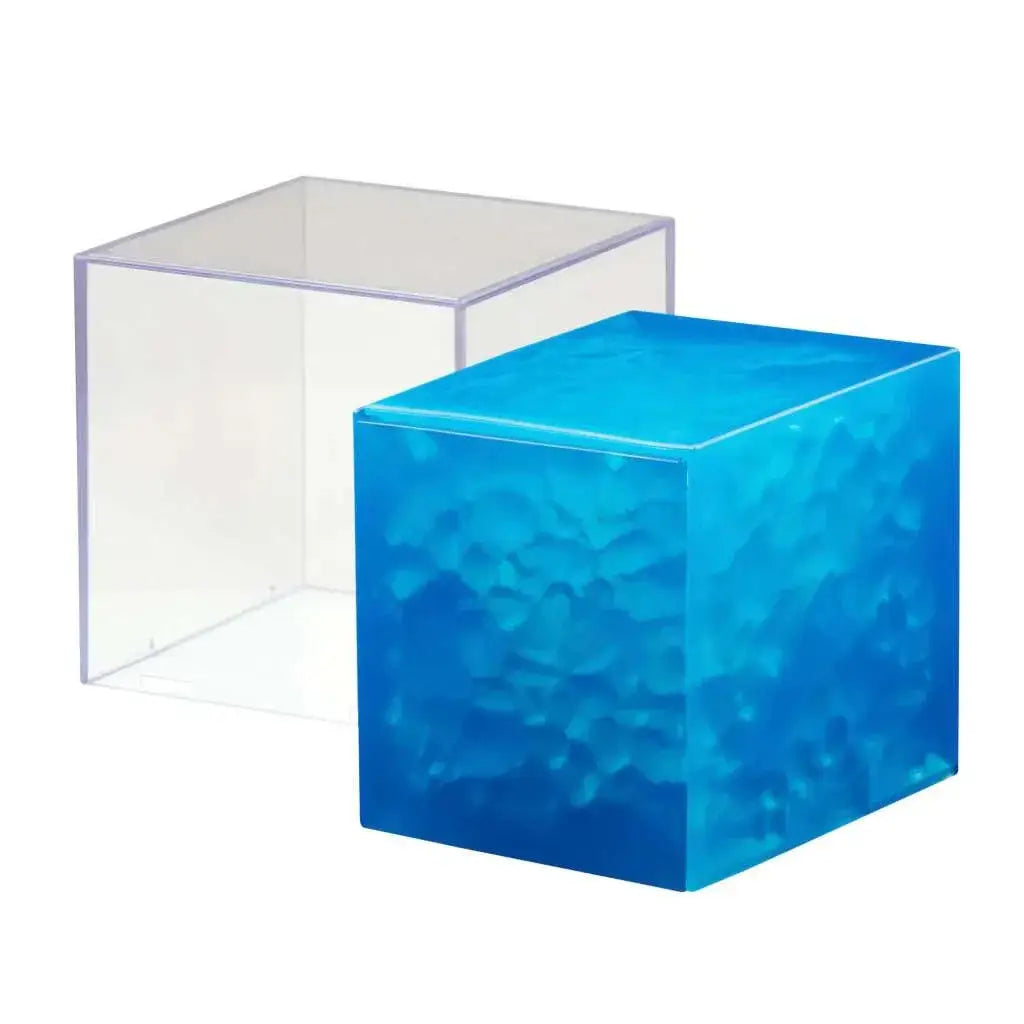 Blå genomskinlig Tesseract-kub med vattenliknande textur från Marvel Legends-replika