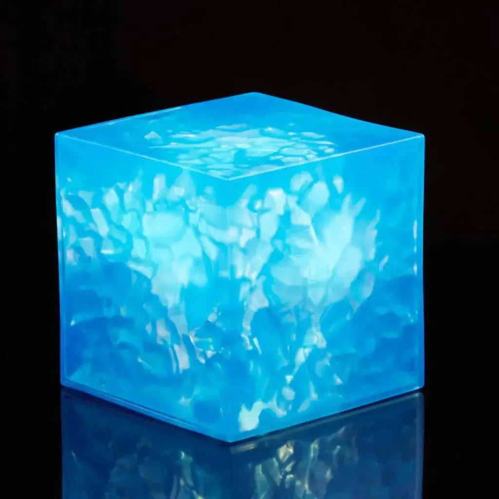 Translucid blå kubformad LED-lampa med kristallint mönster i Marvel Legends Tesseract-replika