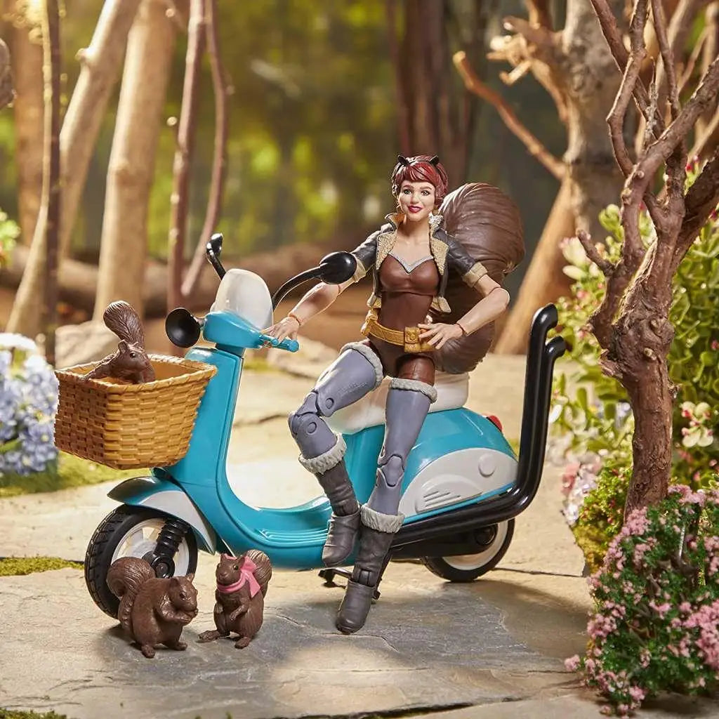 Marvel Legends Squirrel Girl actionfigur med rött hår, kattöron och ekorre i korg på turkos scooter