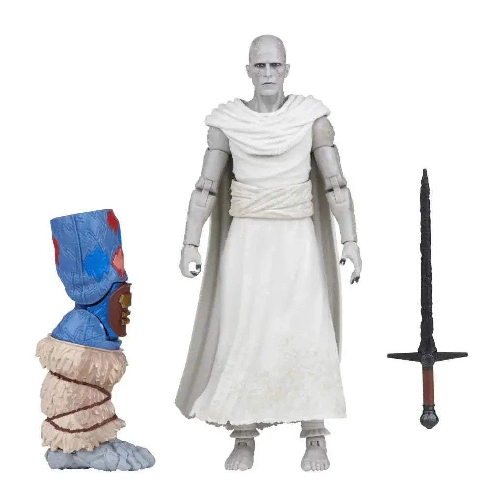Vit Marvel Legends Thor Love and Thunder Gorr actionfigur i vit klädsel med rörliga lemmar och flödande mantel bredvid tillbehör