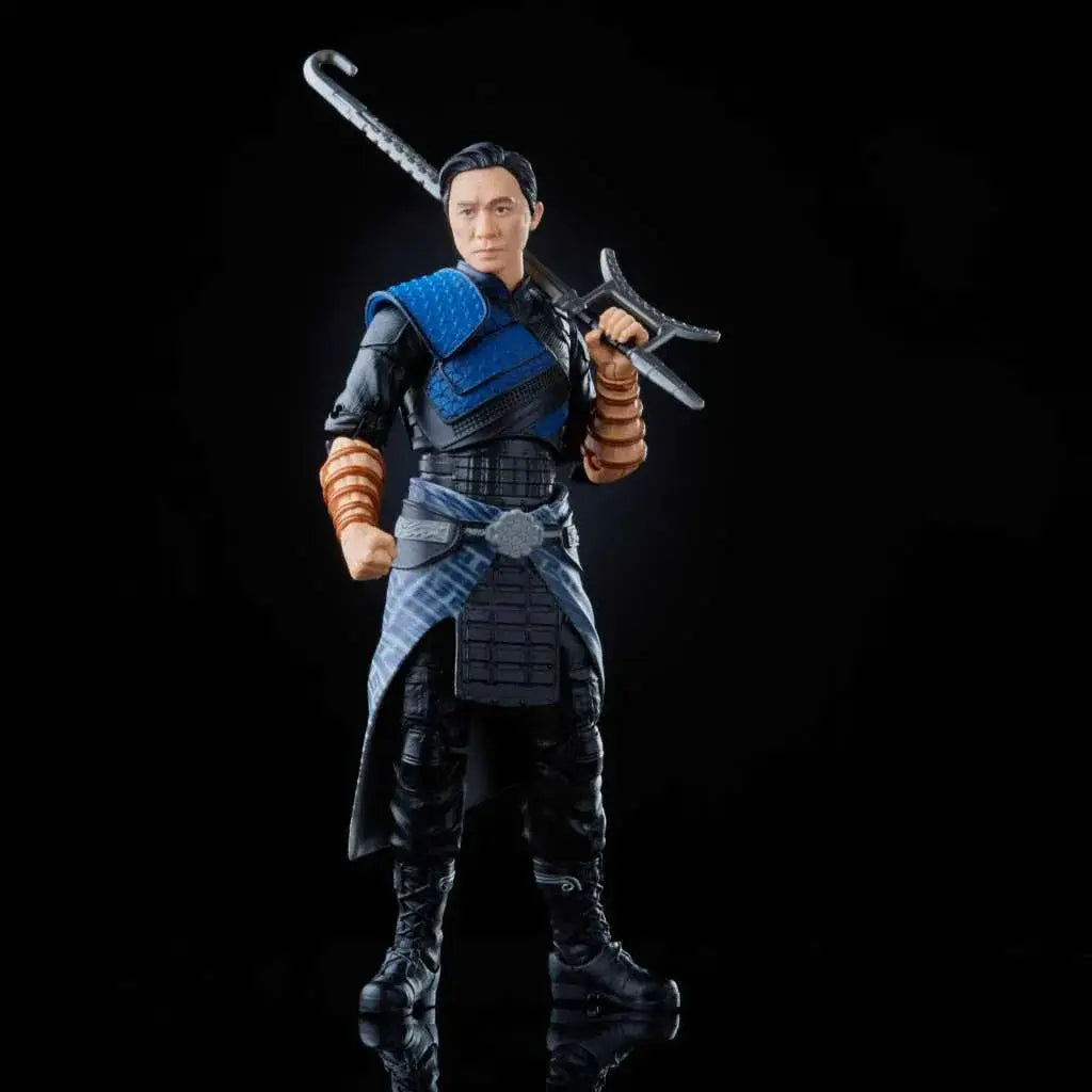 Marvel Legends Wenwu actionfigur i svart och blå rustning med böjd svärd