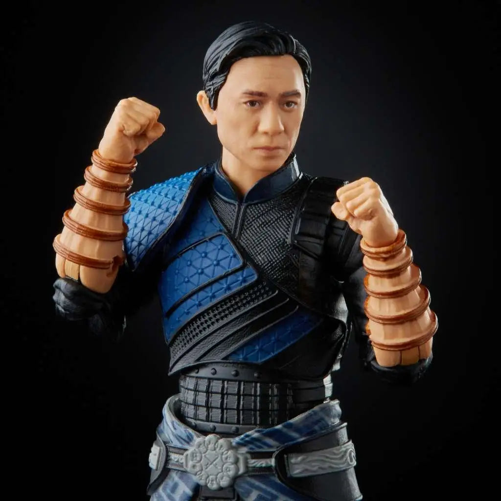 Marvel Legends Shang-Chi i blåsvart rustning med bruna armskydd, Wenwu-figur