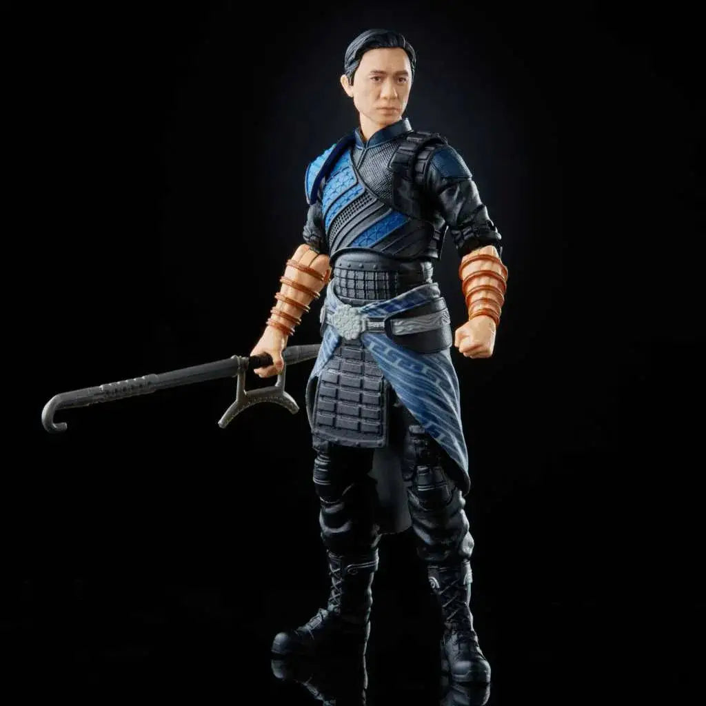 Marvel Legends Wenwu actionfigur i svart och blå rustning med böjd svärd