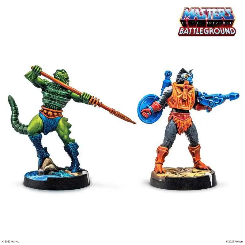 Två målade plastminiatyrer från Masters of the Universe: Battleground Wave 3 Evil Warriors, en grön reptilkrigare med spjut och en rustad figur med blå pistol