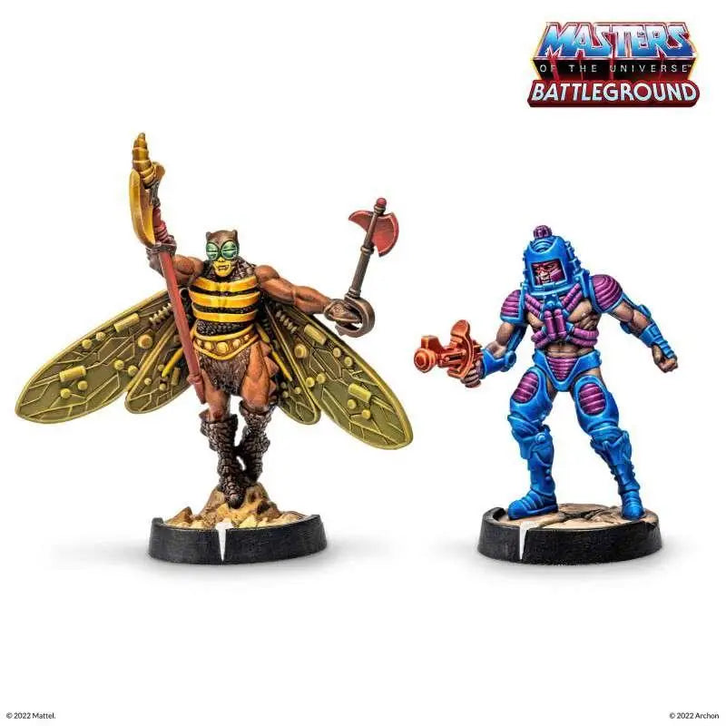 Guld- och svart bi-krigarefigur med detaljerade vingar, spjut och yxa från Masters of the Universe: Battleground - Wave 3 Faction Expansion