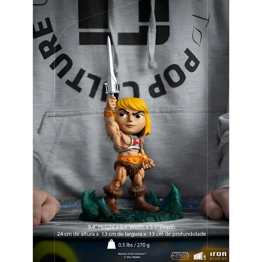 Chibi He-Man figurin från Masters of the Universe, med svärd på grön bas