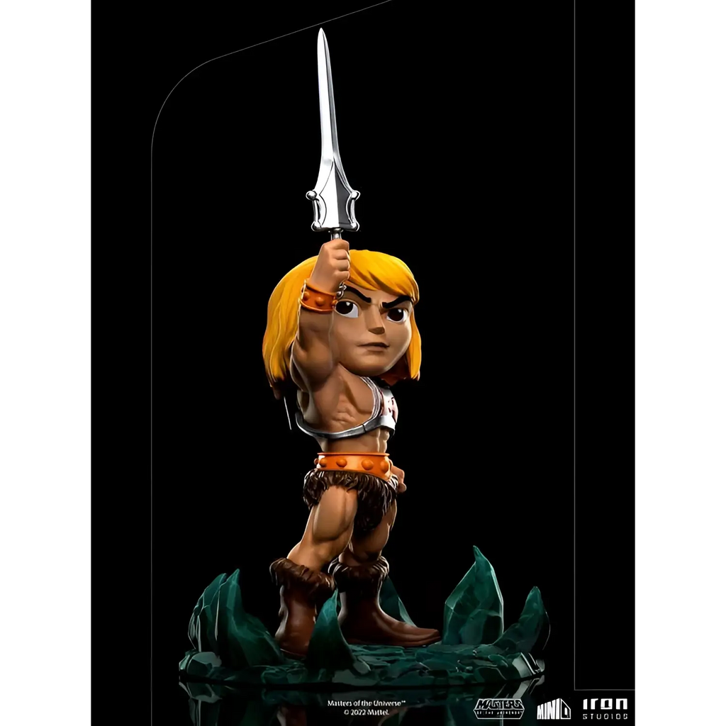 Chibi He-Man figurin med gyllene hår, silver svärd och rustning på grön bas