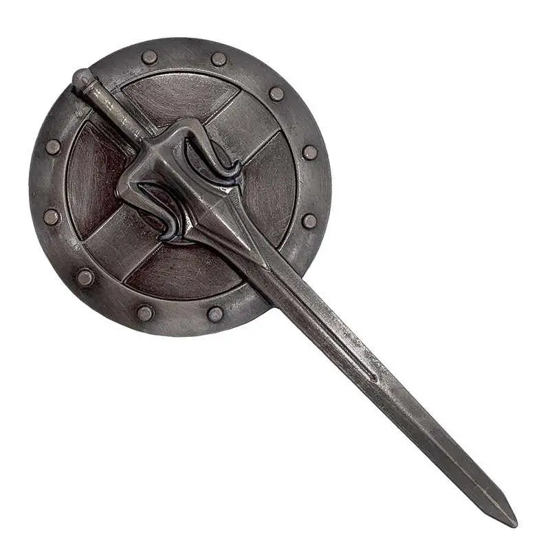 Mörk metallisk svärd- och sköldemblem med nitar för Masters of the Universe Revelation flasköppnare