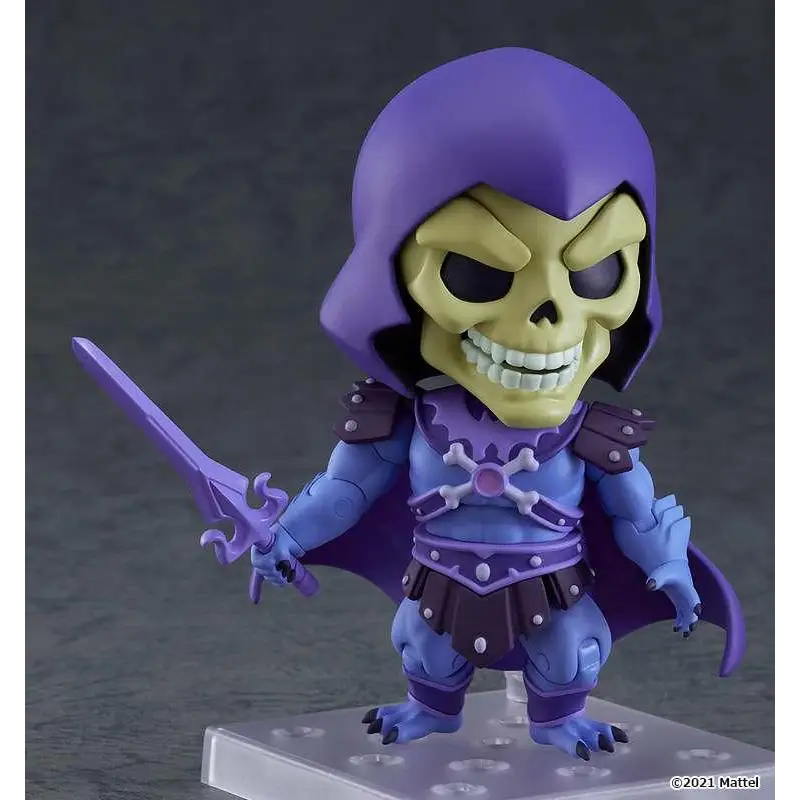 Lila och blå Skeletor Nendoroid från Masters of the Universe Revelation med svärd