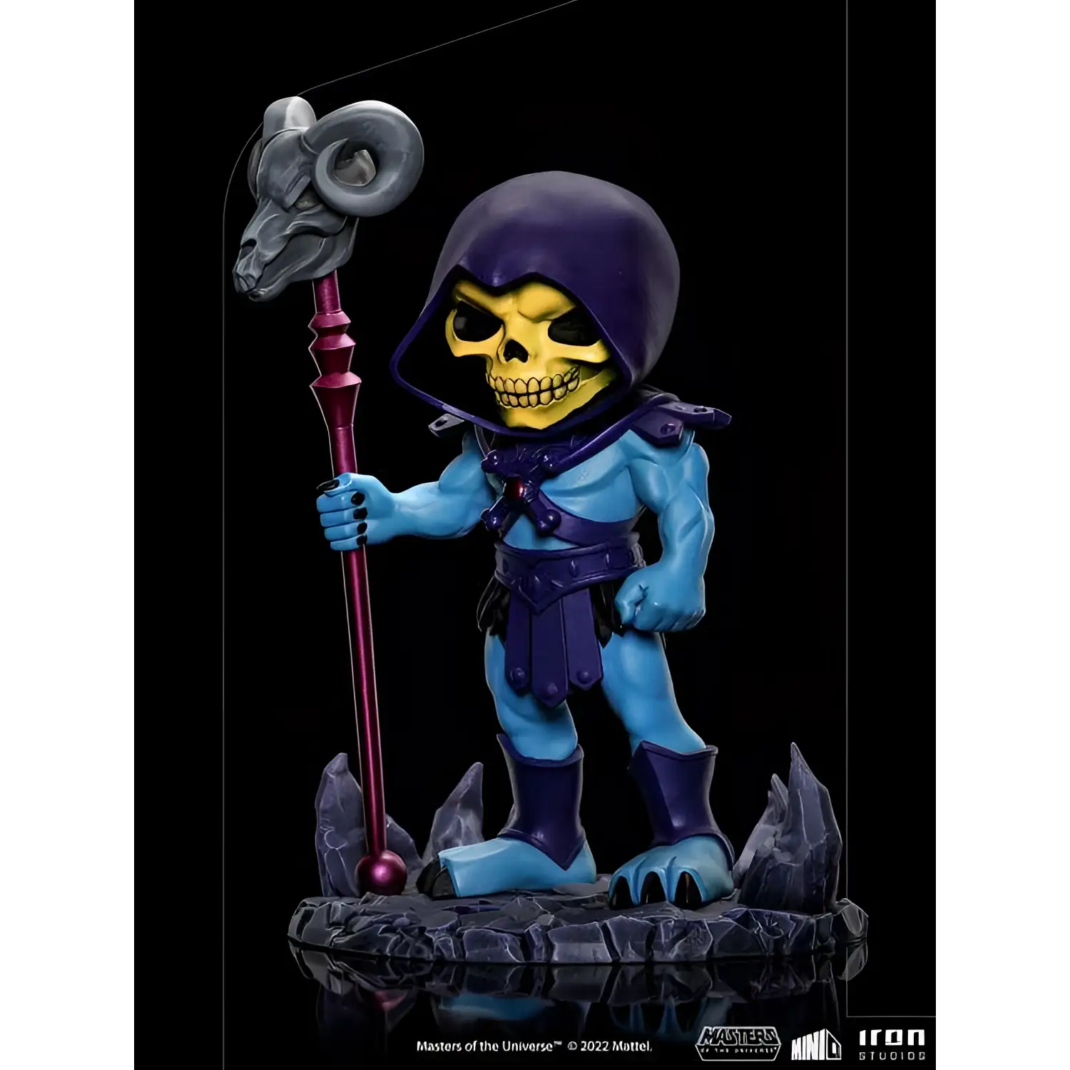 Blå Skeletor minifigur med lila huva och rustning, håller ramhuvudstav