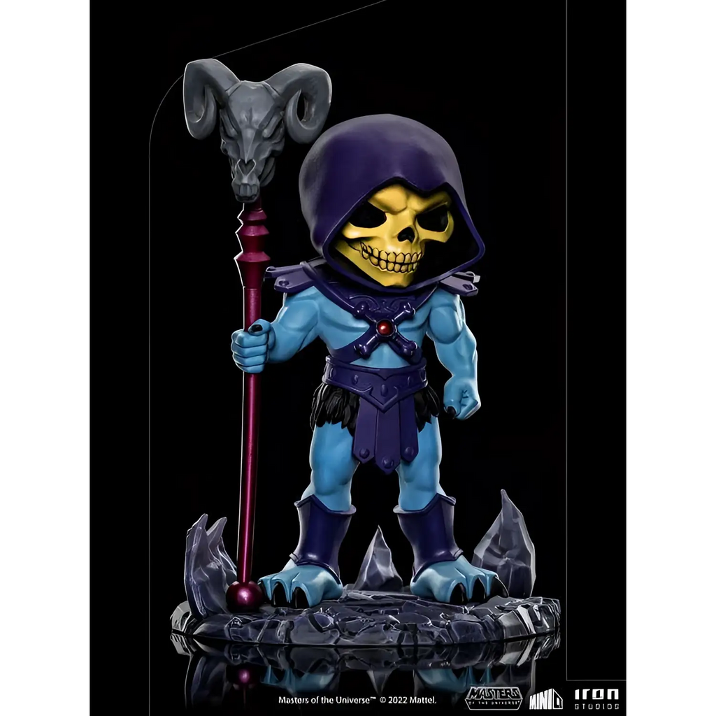 Blå Skeletor-figur med lila huva och rustning, håller stav med ramben