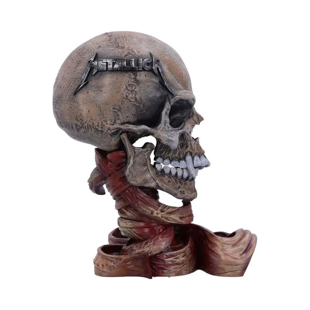 Detaljerad Metallica Pushead skalle-statue med textur och röd tyg runt halsen