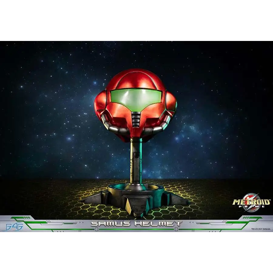Röd och grön Samus Aran-hjälm från Metroid Prime på stativ