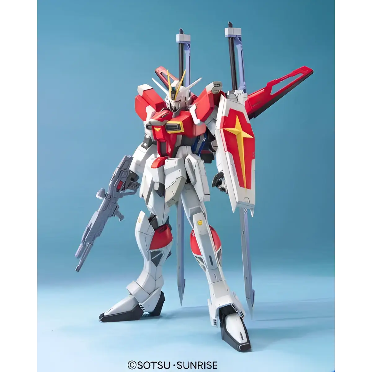 Röd och vit Gundam Sword Impulse MG 1/100 byggsats med guldiga accenter och sköld med gul stjärna