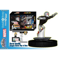 Silver och svart rustad figur med rött öga på cirkulär bas i MHC Avengers Forever Kit
