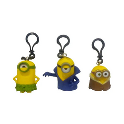 Tre gula Minions-nyckelringar med olika kläder och tillbehör