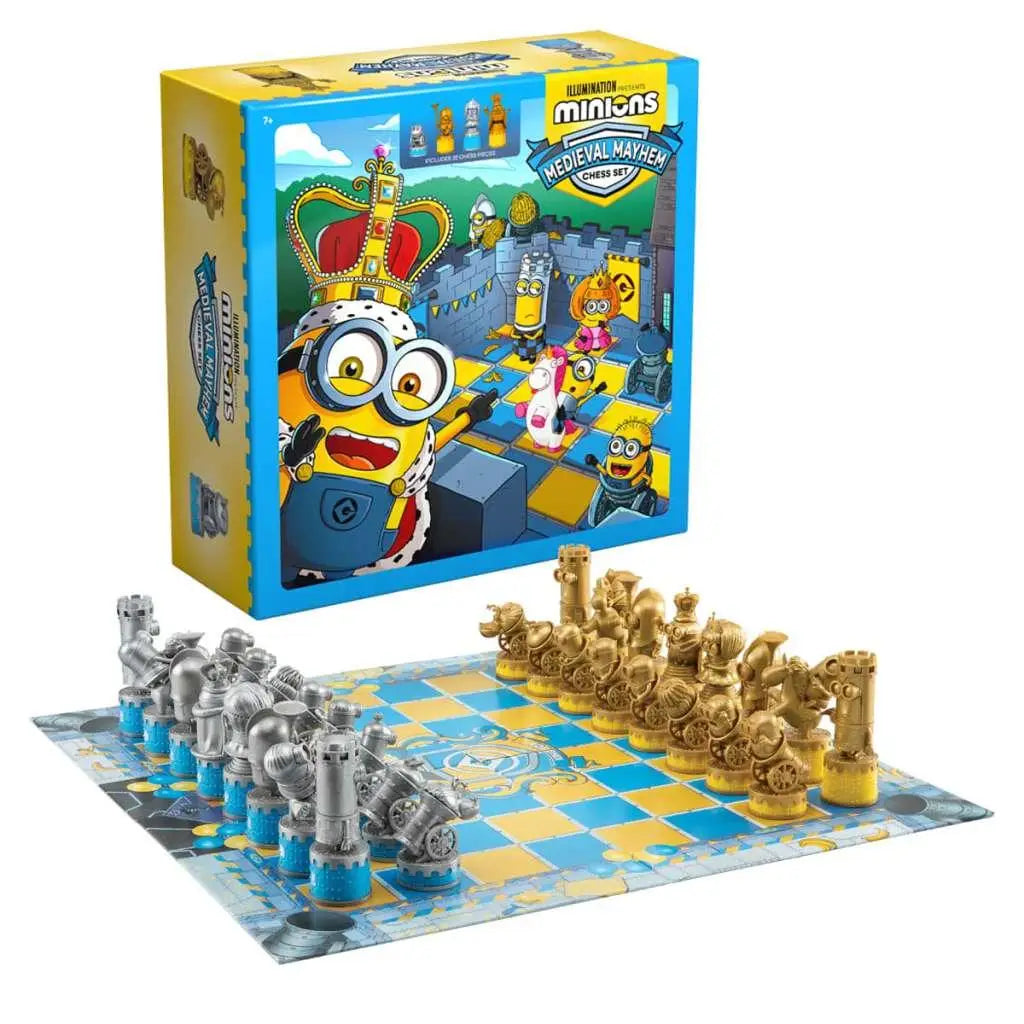 Minions Medieval Mayhem schackset med silver- och guldfärgade minionpjäser på blå-gul rutig bräda