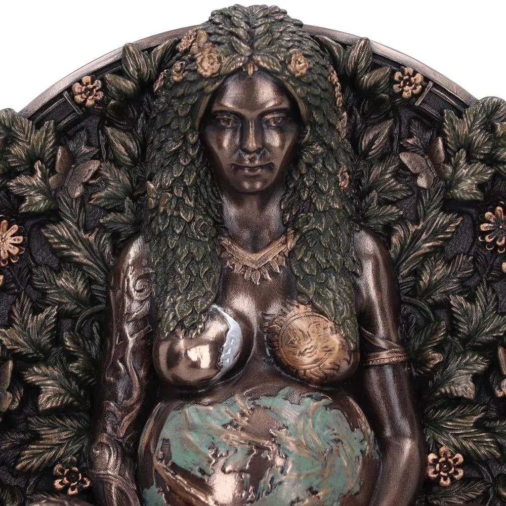 Bronsfärgad gravid gudinna omgiven av grön bladverk och blommor i Moder Jord väggplakett