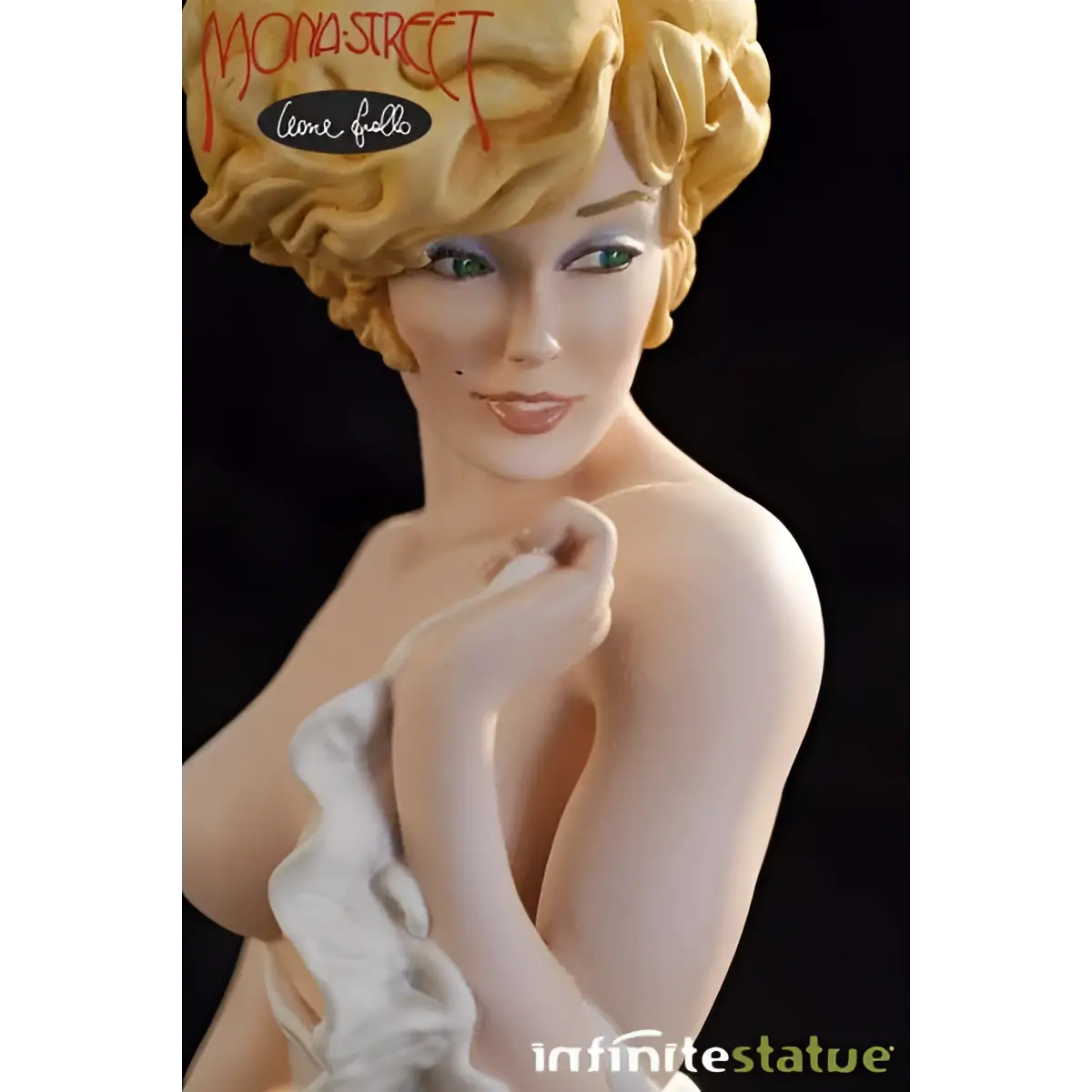 Guldblond lockig Marilyn Monroe-staty i vit volangklänning av Mona Street