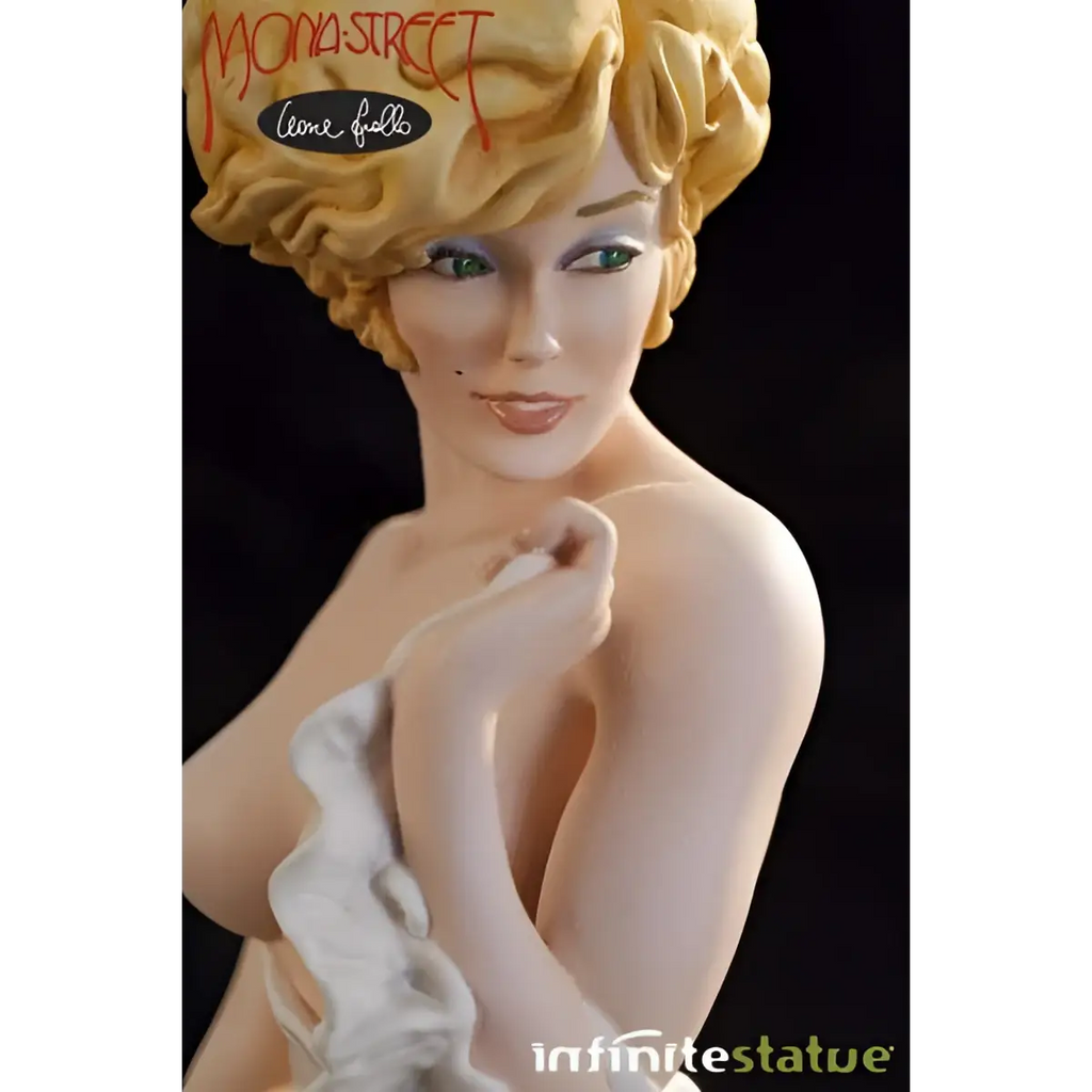 Guldblond lockig Marilyn Monroe-staty i vit volangklänning av Mona Street