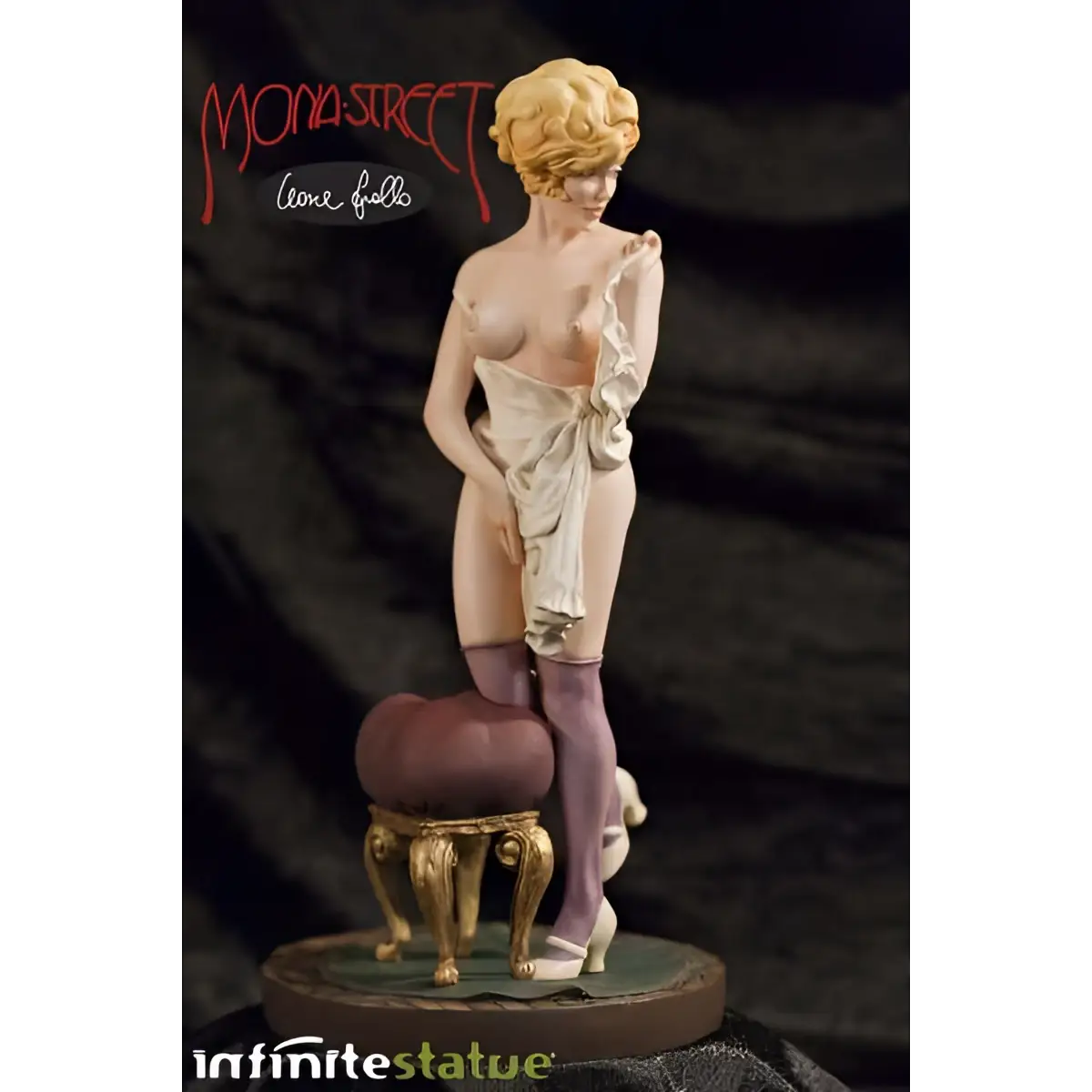 Detaljerad resinstaty av blond kvinna i provocerande pose med lila strumpbyxor och vita klackar, Mona Street Staty - Begränsad Utgåva av Leone Frollo
