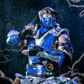 Blå och svart rustad Sub-Zero från Mortal Kombat, 29,5 cm byst med detaljerad mask