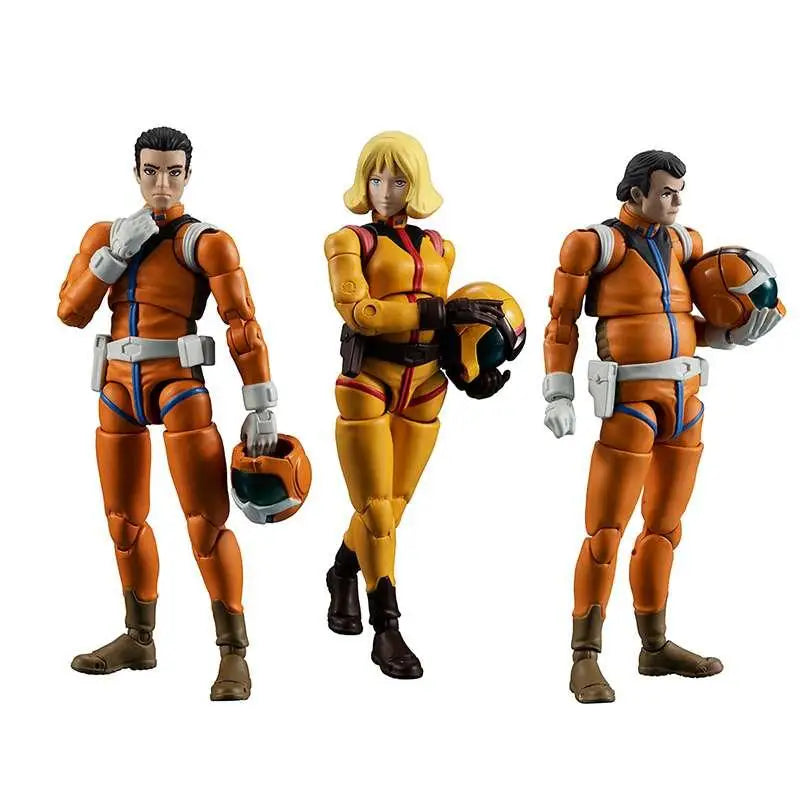 Tre detaljerade actionfigurer i orange-gula pilotdräkter från Ms Gundam Earth Federation Force Box Set