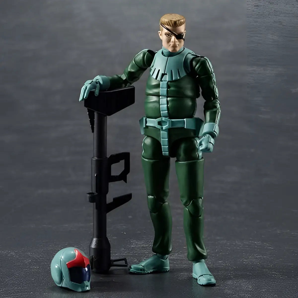 Grön och turkos pansrad Ms Gundam Zeon-soldat i Norm Suit med svart ögonlapp bredvid vapen och hjälm