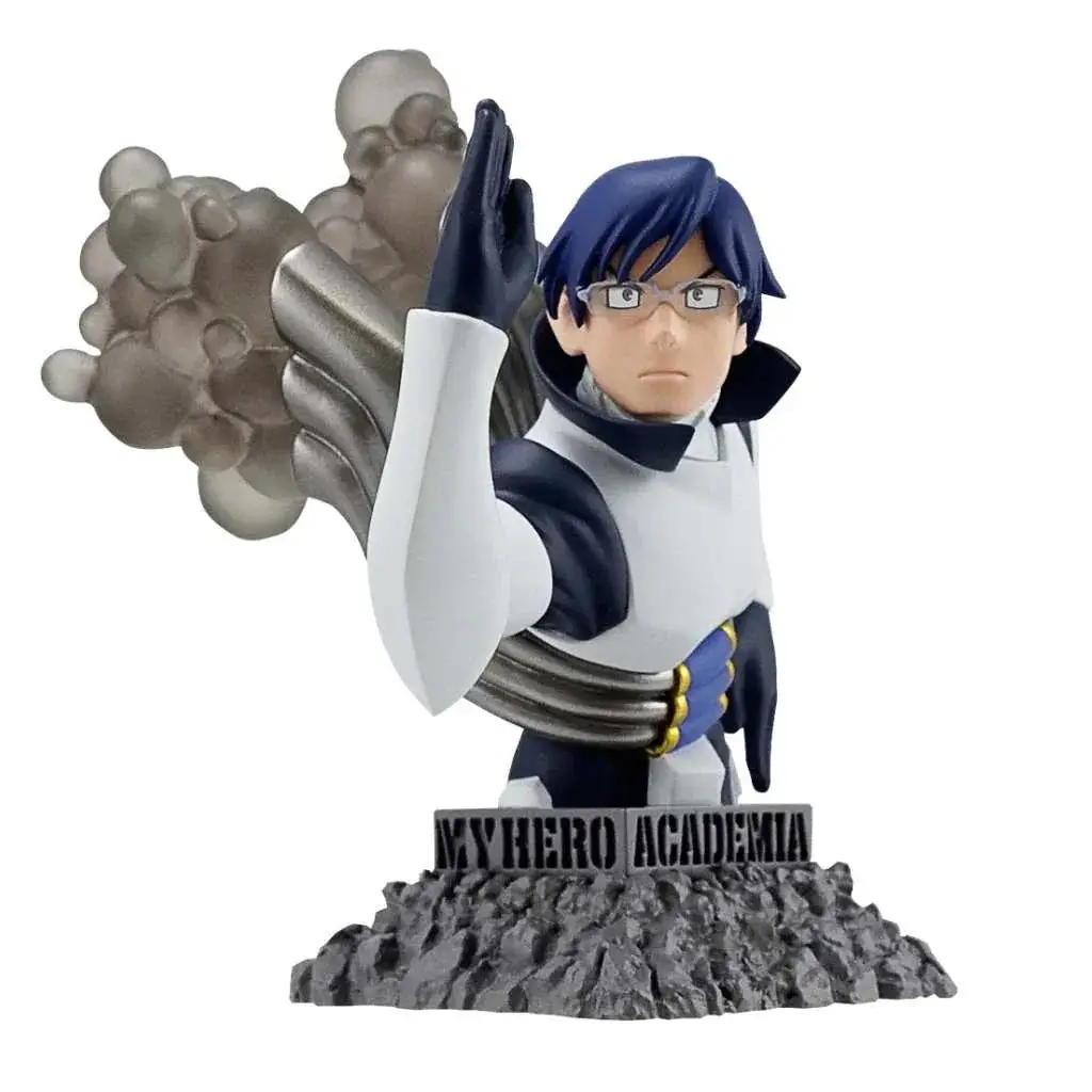 Blåhårig animefigur med glasögon i vit-svart uniform, silverdetaljer, i actionpose mot grå rök från My Hero Academia Bustup Heroes Display Med 8 Mini Busts