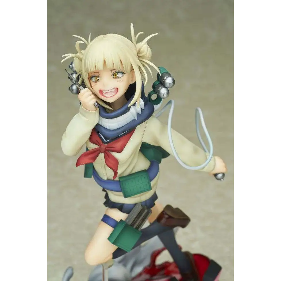 Detaljerad leende animefigur av Himiko Toga från My Hero Academia, blond tjej i beige skoluniform med röd rosett och blå scarf, håller kommunikationsutrustning