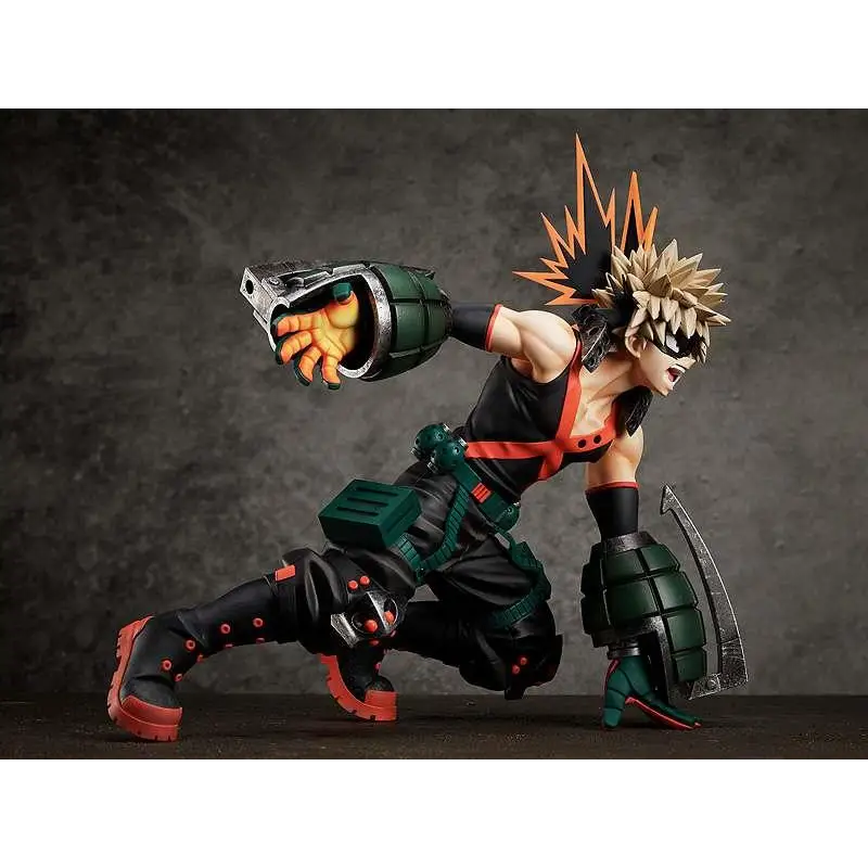 Svart och orange rustad figur med spikig blond hår, grön taktisk utrustning, röda accenter på stövlar och handskar från My Hero Academia Katsuki Bakugo 1/4-figur