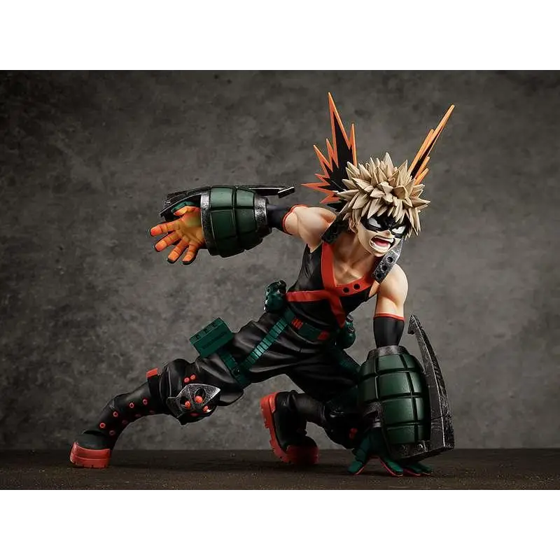 Dynamisk spikig animefigur Katsuki Bakugo från My Hero Academia i svart röd dräkt med gröna accenter