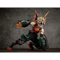 Dynamisk spikig animefigur Katsuki Bakugo från My Hero Academia i svart röd dräkt med gröna accenter