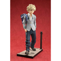 Detaljerad stående figur av spikig-håriga animekaraktären Katsuki Bakugo från My Hero Academia, i ljusgrå blazer med grön kant och blå jeans. KONEKORE-produ