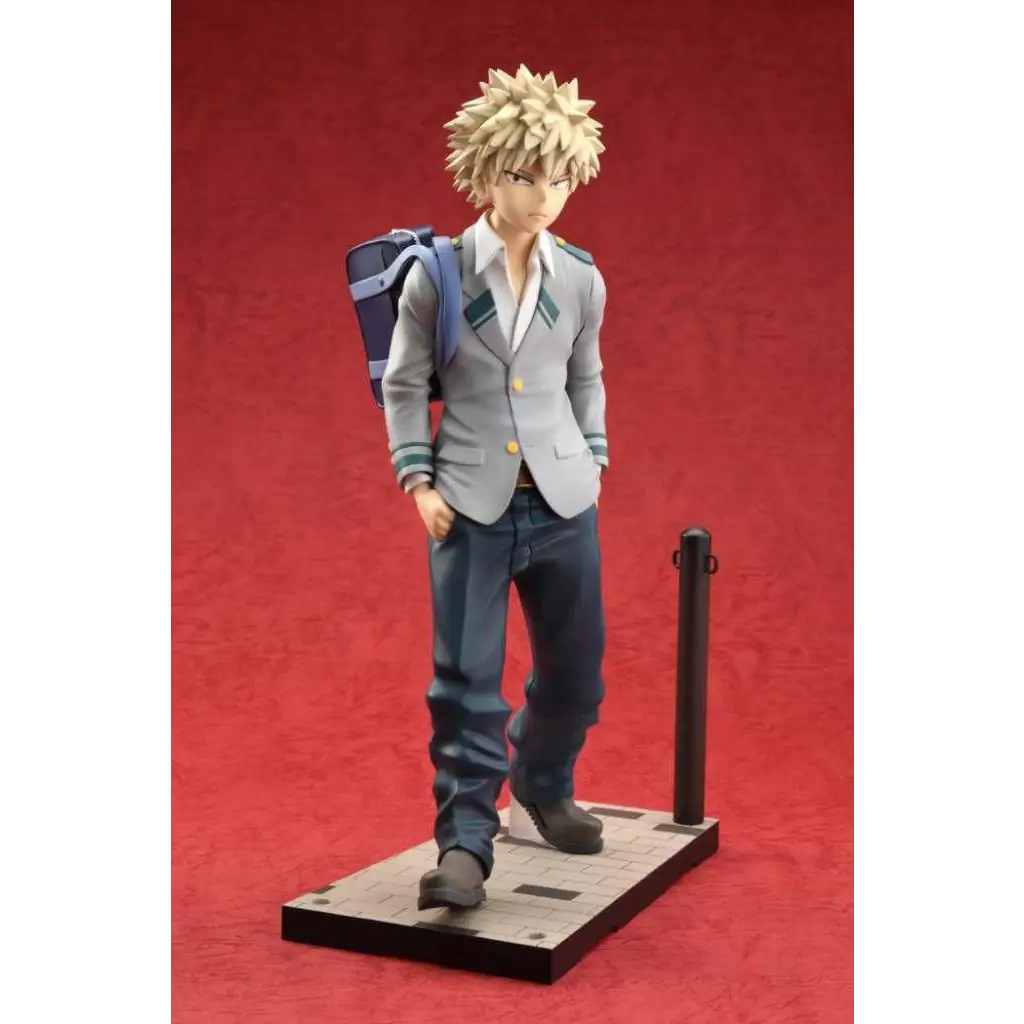 Detaljerad stående figur av spikig-håriga animekaraktären Katsuki Bakugo från My Hero Academia, i ljusgrå blazer med grön kant och blå jeans. KONEKORE-produ