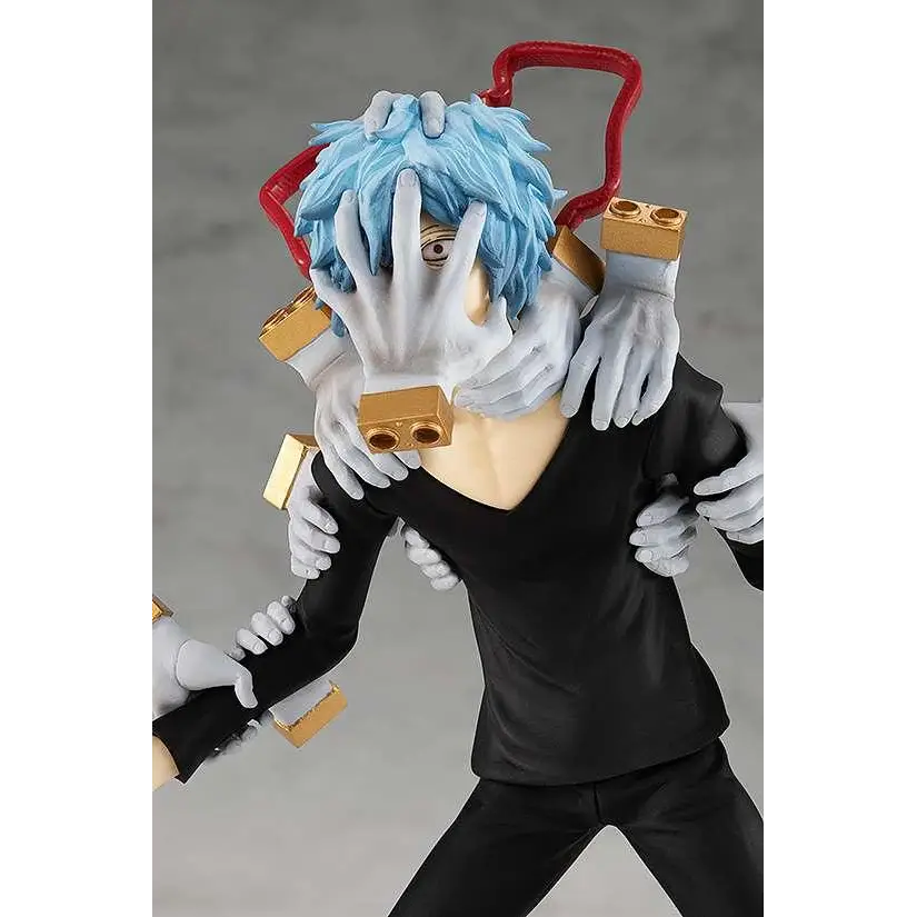 Blåhårig Tomura Shigaraki-figur från My Hero Academia med vita handskar och guldlagerliknande block på axlarna i svart outfit