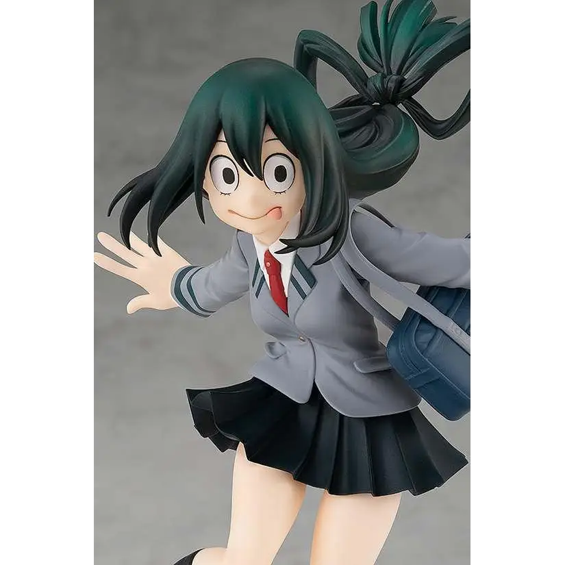 My Hero Academia Tsuyu Asui figurine med mörkgröna håret i tofs, grå blazer, vit skjorta, röd slips och svart veckad kjol