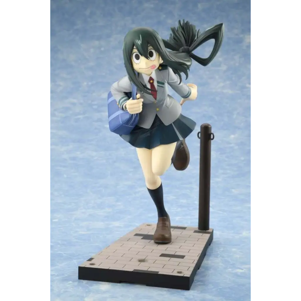 Detaljerad anime-figur av Tsuyu Asui i My Hero Academia, skoluniform med mörkgrön hår